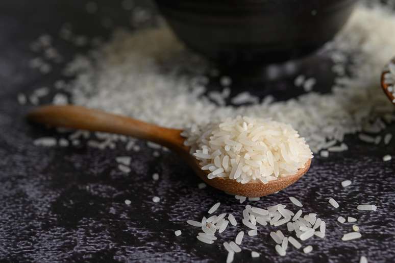 Você lava o arroz antes de cozinhar? Estudo revela o que acontece com o alimento