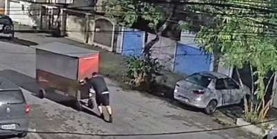 Hugo empurrava carrocinha que usava para trabalhar. Foto: Reprodução/TV Globo