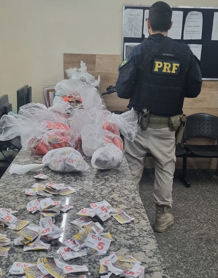 PRF prende homem com 3 mil pedras de crack e 500 pinos de cocaína na Via Dutra, em Volta Redonda (RJ)
