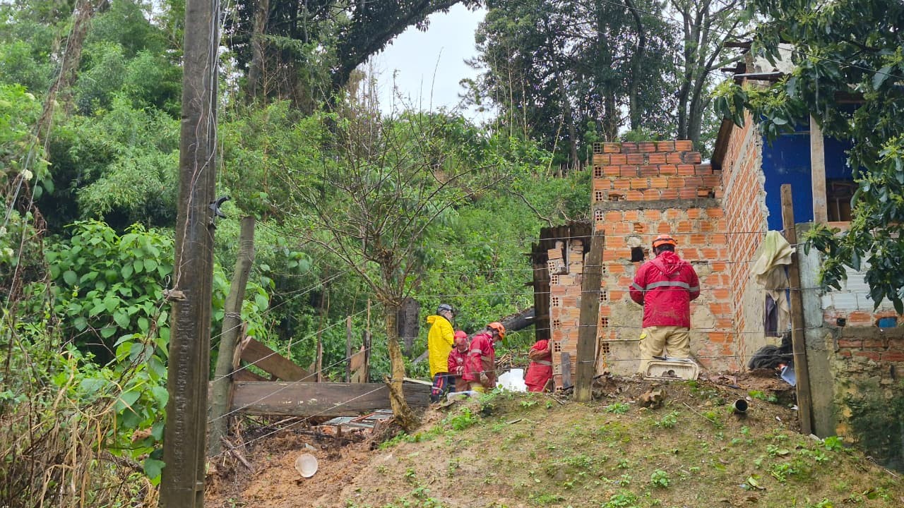 Família soterrada, moradores fora de casa e comunidades isoladas: Paraná registra mortes e estragos pelas chuvas há mais de 24 horas