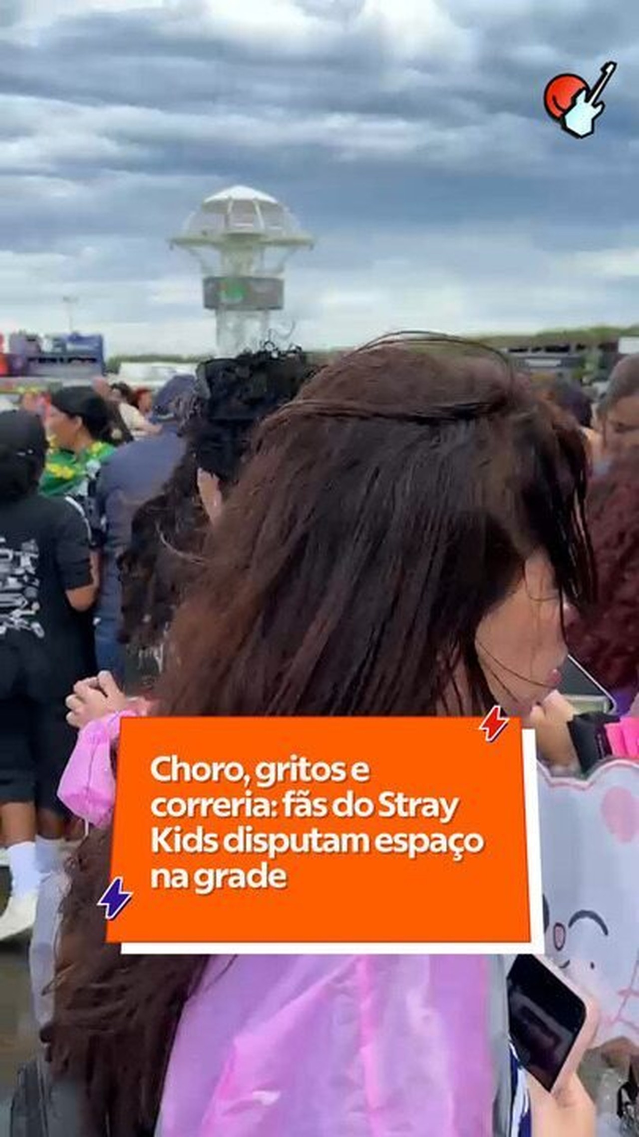 Choro, gritos e correria: fãs do Stray Kids disputam espaço na grade