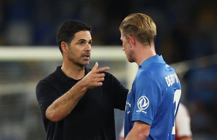 Mikel Arteta talks with Kevin De Bruyne, the former Manchester City midfielder, after the match