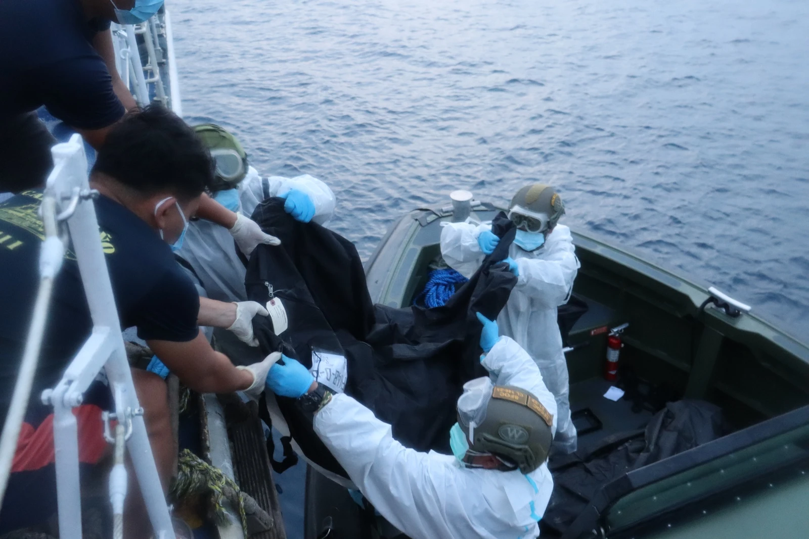 Primeiros corpos das vítimas do incêndio de um ferry nas Filipinas chegam enquanto o número de mortos atinge 35