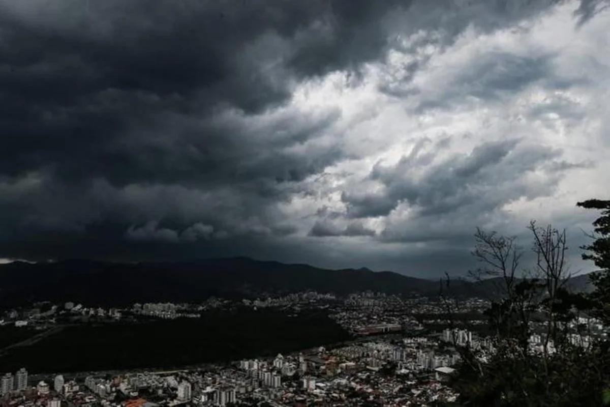 Segundo o órgão, o fenômeno deve intensificar áreas de instabilidade, provocando chuvas fortes, ventos intensos, raios e até granizo - Metrópoles
