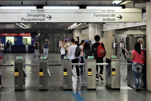 Metrô libera pagamento por aproximação em todas as catracas de 4 linhas