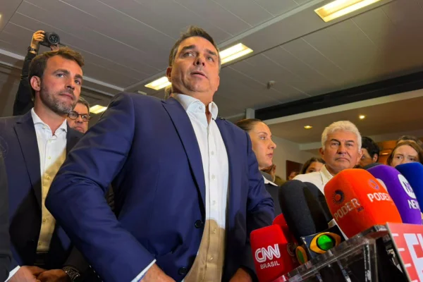 Flávio repete o pai e chega às urnas sob o peso de investigações da PF