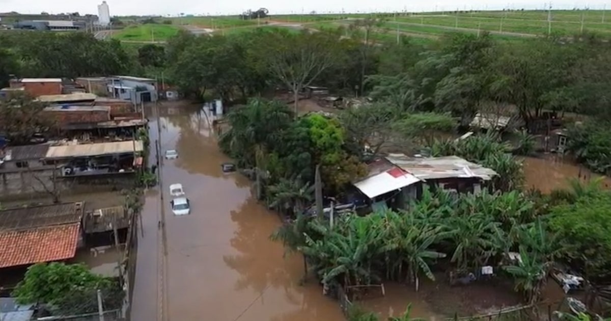 Temporal no interior de SP atinge mais de 100 casas e população é resgatada de bote