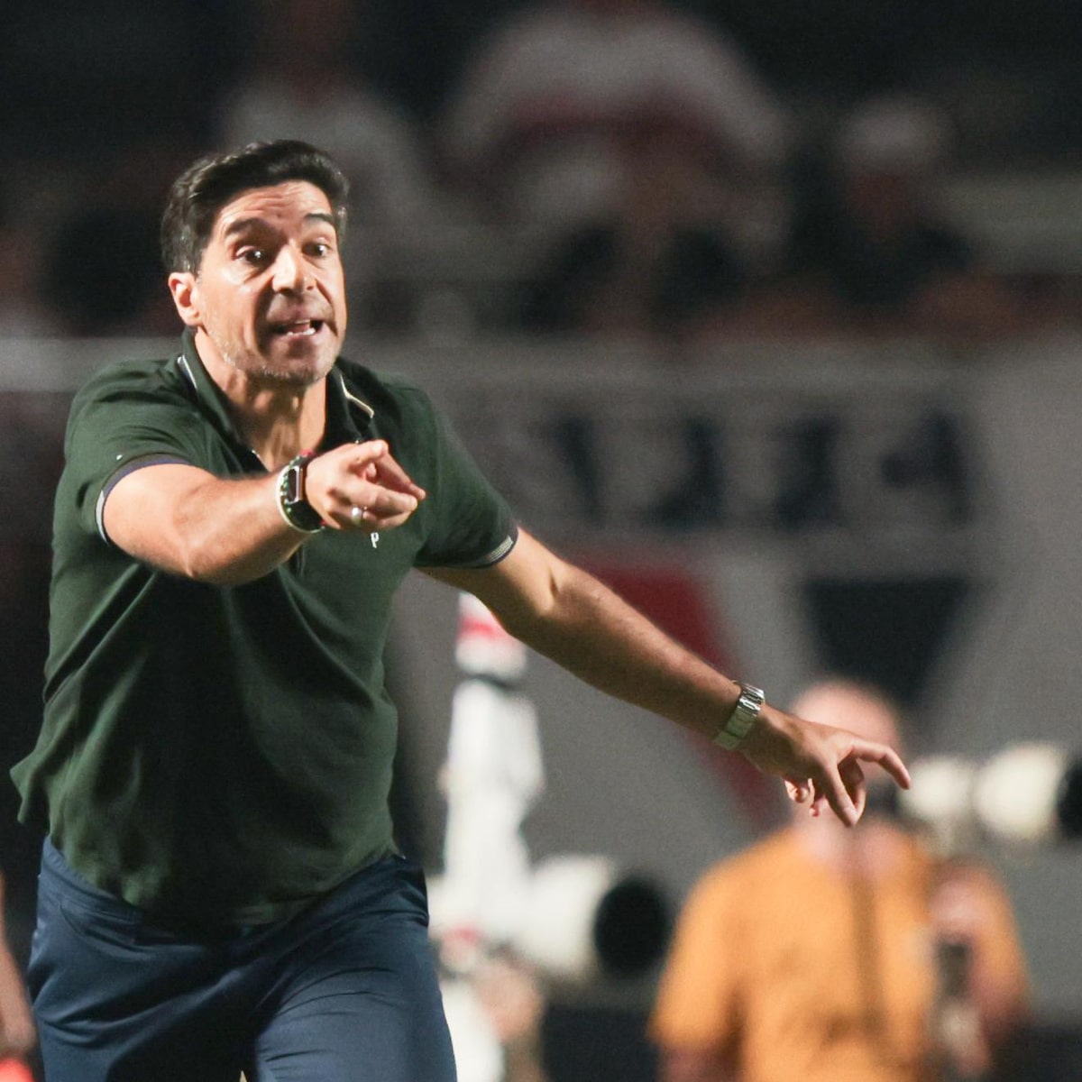 Abel Ferreira leva suspensão de 3 jogos por chutar microfone e não estará em Palmeiras x São Paulo