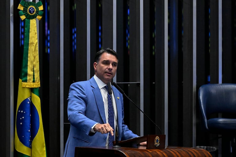 Campanha de Flávio minimiza investigação de Dark Horse e joga para PF ‘atrasos’ na prestação de contas