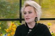 Ana Maria Braga faz piada de duplo sentido e cita Jonas ao vivo: "22 cm"