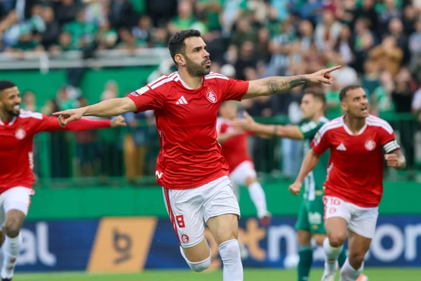 Internacional vence Chapecoense e encerra jejum de 10 jogos no Brasileiro