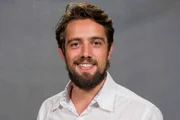 Rafael Cardoso impressiona com shape após deixar reabilitação. Veja fotos