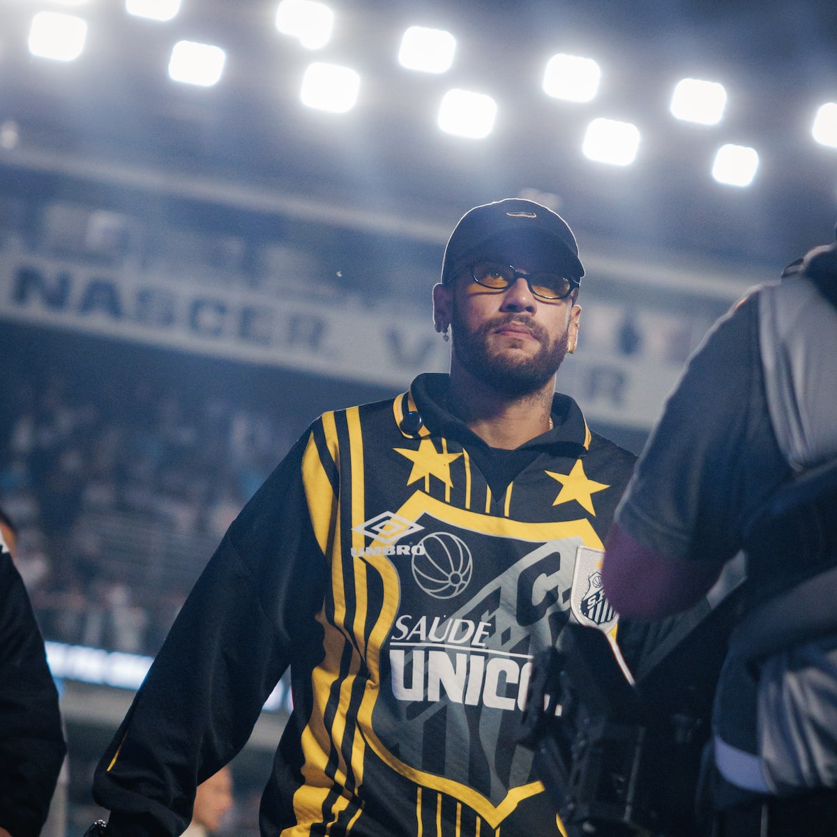 Neymar provoca torcida do Atlético-MG: ‘Eu sem joelho sou melhor que todo mundo do seu time’