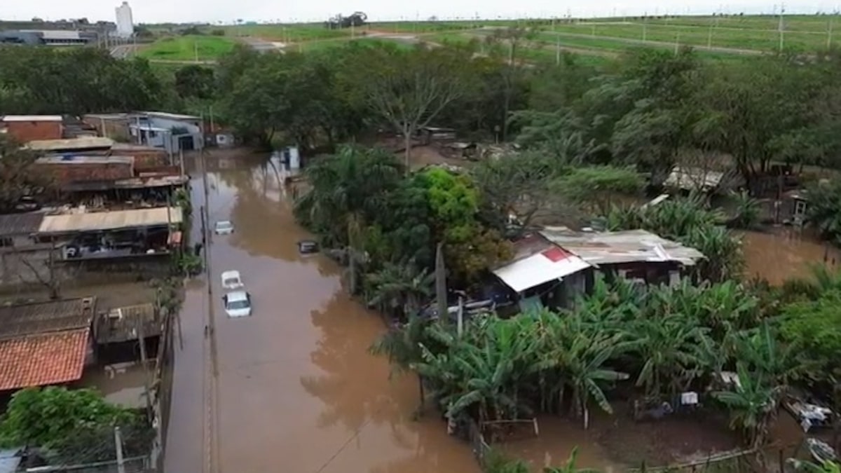 Temporal no interior de SP atinge mais de 100 casas e população é resgatada de bote