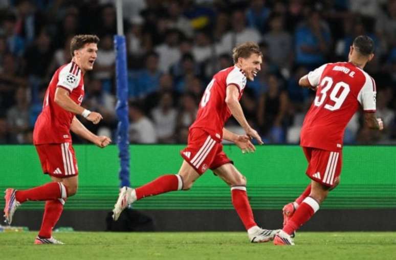 Arsenal vence Napoli fora de casa e estreia com vitória na Champions