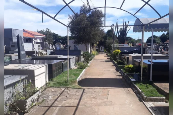 Jazigo de 1909 vira alvo de disputa entre famílias e acaba depredado em MG