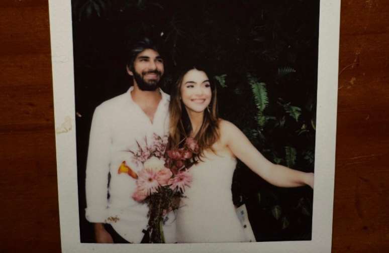 Hugo Moura, ex de Deborah Secco, mostra registro de casamento com jornalista pela primeira vez