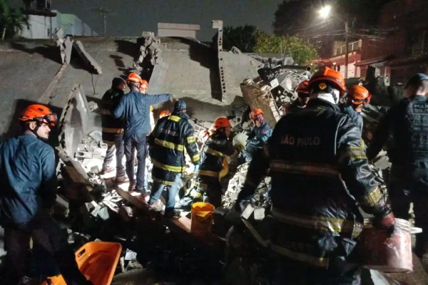 Sobe número de mortes após desabamento de prédio em SP