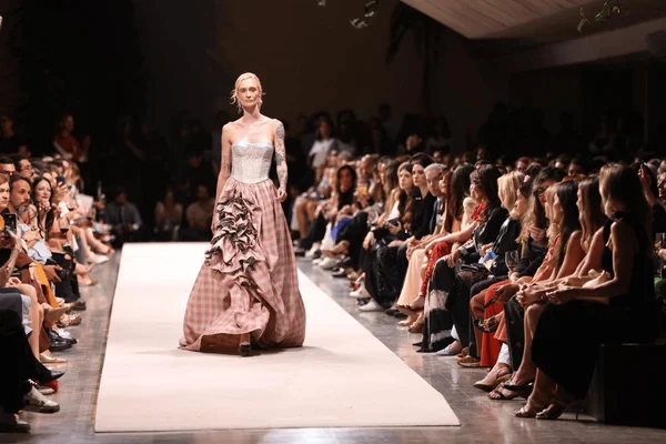 Rostand e Lucila voltam a cruzar a passarela do Metrópoles Catwalk
