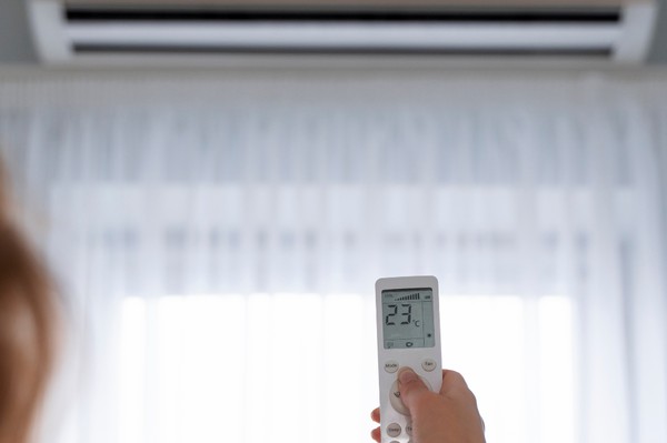 6 funções do ar-condicionado que ajudam a enfrentar o frio e você nem sabia