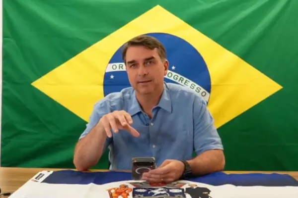Mendonça inclui Flávio Bolsonaro como investigado no Caso Dark Horse