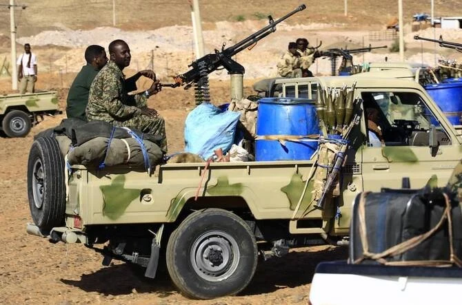 A ONU denuncia a apreensão de complexo humanitário pelos Houthis, enquanto mais 18.000 famílias fogem dos combates no Iêmen