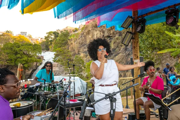 Fim de semana em BH tem samba na Praça Sete, festival com funk e teatro