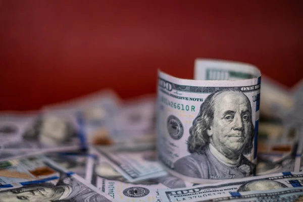 Dólar dá guinada e passa a subir com agravamento da crise no STF. Bolsa cai