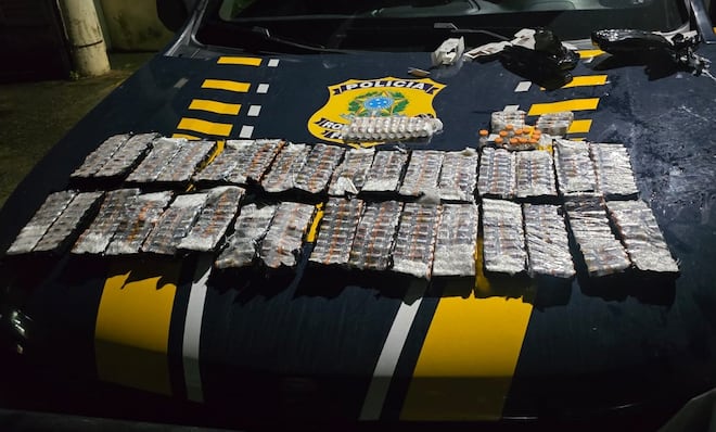 PRF apreende 655 frascos de emagrecedores escondidos no motor de caminhonete na Via Dutra, em Itatiaia (RJ)
