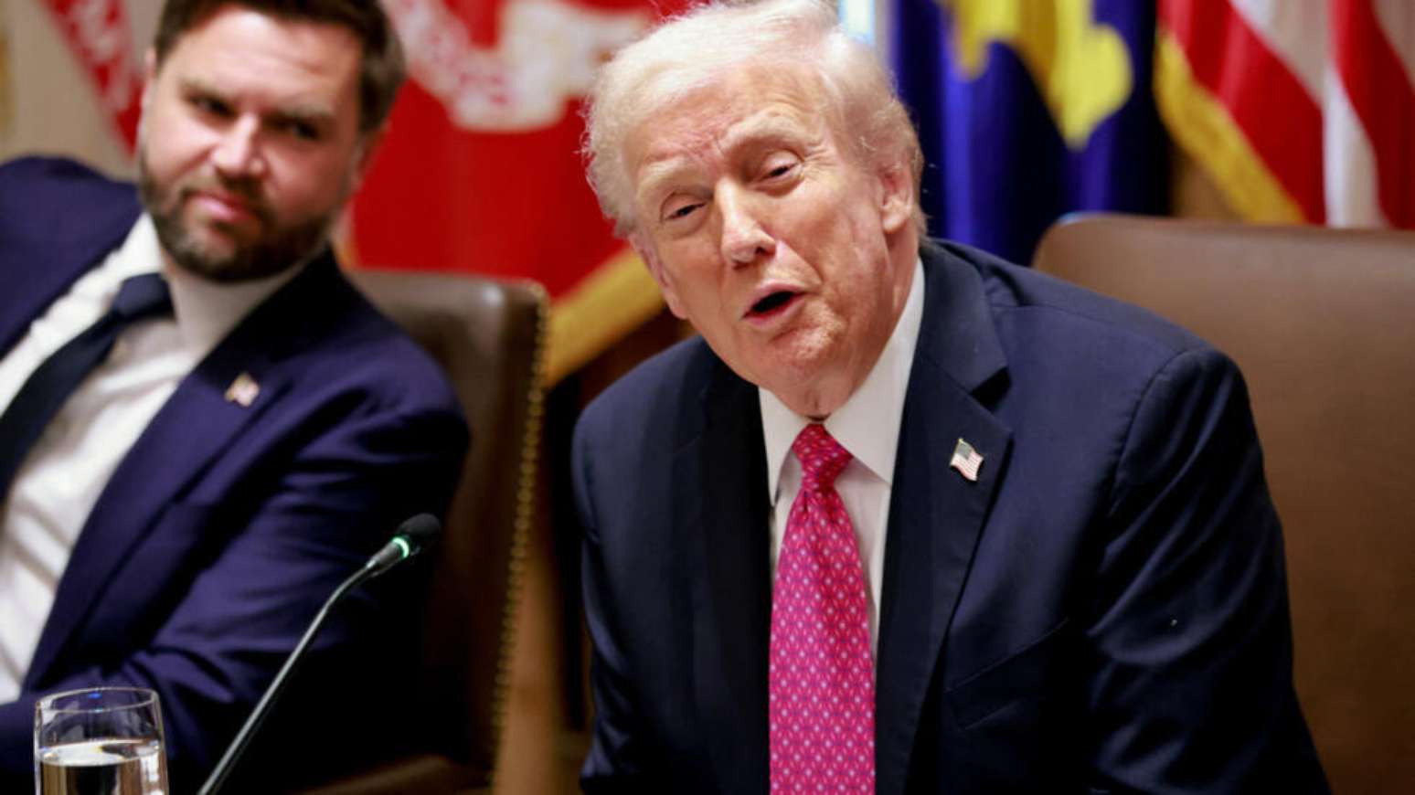 JD Vance, ao fundo, se posiciona como herdeiro político de Trump para as próximas eleições americanas, em 2028. (17/10/2025)