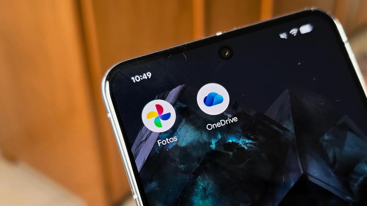 Celular com os ícones de Google Fotos e OneDrive