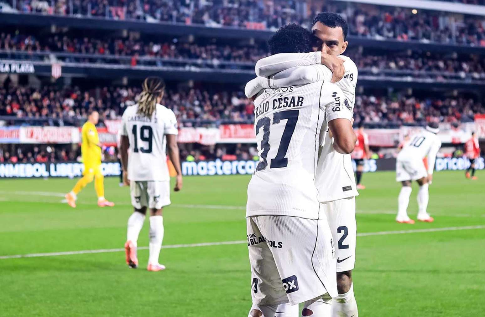 Kaio Cesar recebe o abra&ccedil;o de Matheuzinho ap&oacute;s fazer o gol do Corinthians contra o Estudiantes.