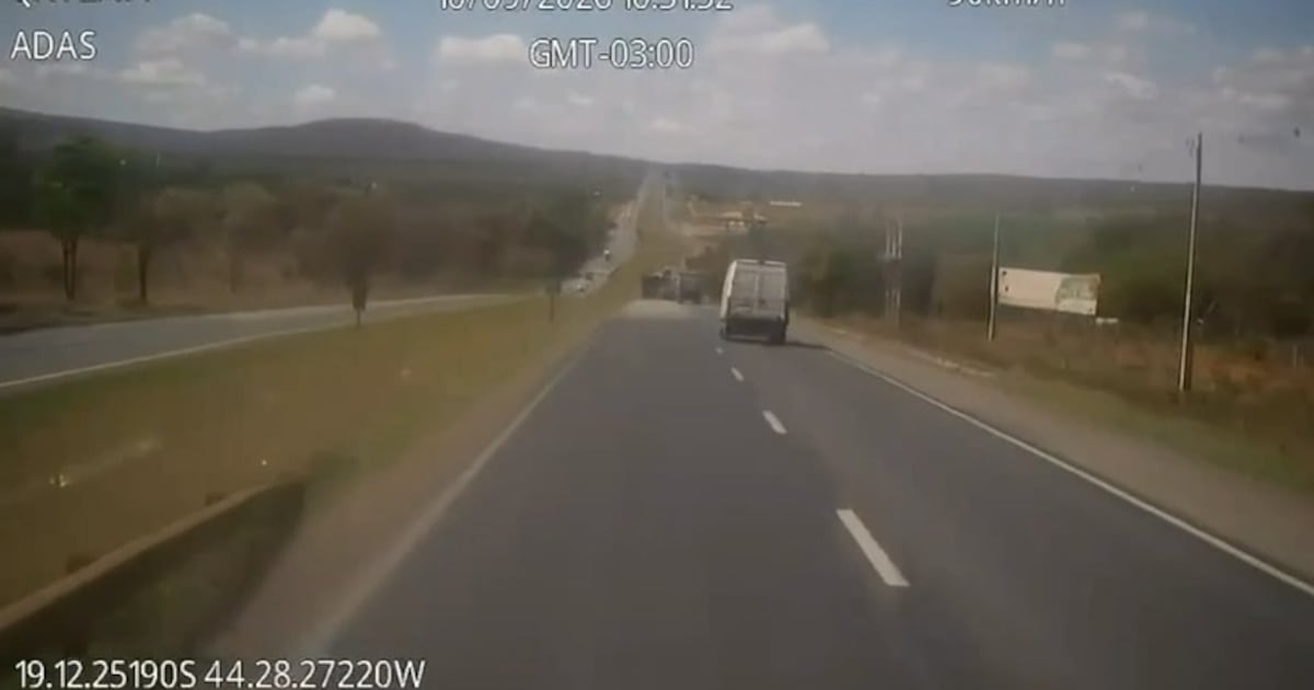 Motorista é preso suspeito de provocar tombamento de carreta de propósito na BR-040, em MG