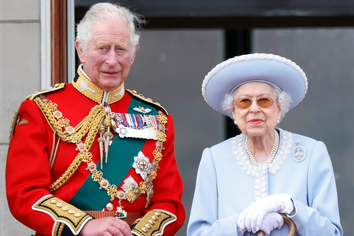 Rei Charles repete gesto histórico de Elizabeth II em homenagem ao 11/9