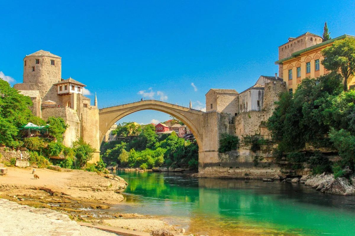 Stari Most (Ponte Velha) sobre o rio Neretva, localizada na cidade de Mostar, na Bósnia e Herzegovina, na Europa