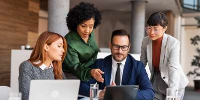 Descubra como a liderança impacta a saúde mental do trabalho. Veja 5 práticas essenciais para evitar a sobrecarga e promover o bem Foto: estar - Jelena Danilovic/iStock / Getty Images Plus / Bons Fluidos