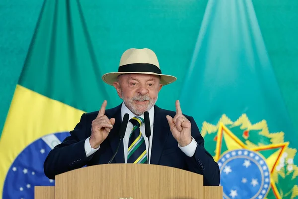Lula tenta reagir a avanço de Flávio e sanciona PL para motoristas de app - destaque galeria