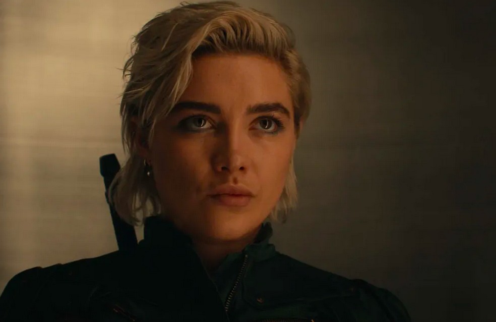 Florence Pugh, estrela da Marvel, estremece Veneza com look cor de carne e decote extremo