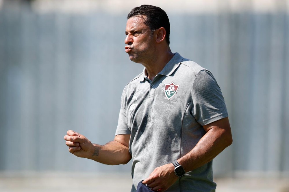 Técnico do sub-20 do Fluminense, Fred vibra com um lance na partida contra o Bangu pelo Carioca da categoria, em Xerém — Foto: Guito Moreto