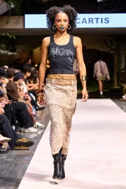 Sucesso no exterior, top model Raica Oliveira desfila no Metrópoles Catwalk