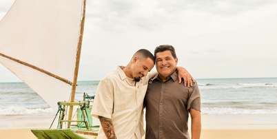 Italo Ferreira e o pai, Luiz Ferreira, tamb&eacute;m conhecido como 'Seu Luizinho'. Em campanha da Riachuelo para o Dia dos Pais, o surfista relembrou o apoio recebido do pai no in&iacute;cio da carreira Foto: Divulga&ccedil;&atilde;o/Riachuelo