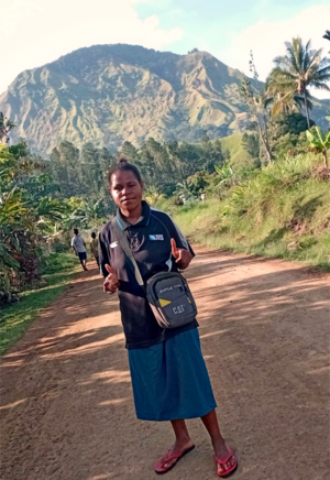 A garota da aldeia remota Maranatha usa um laptop pela primeira vez