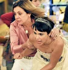 Grande propulsor de 'Avenida Brasil' em 2012, o duelo entre Carminha (Adriana Esteves) e Nina/Rita (Débora Falabella) não existirá na continuação da novela Foto: Divulgação/TV Globo