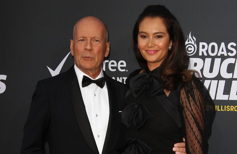 Esposa de Bruce Willis dá detalhes sobre rotina com o ator e rebate mitos sobre demência
