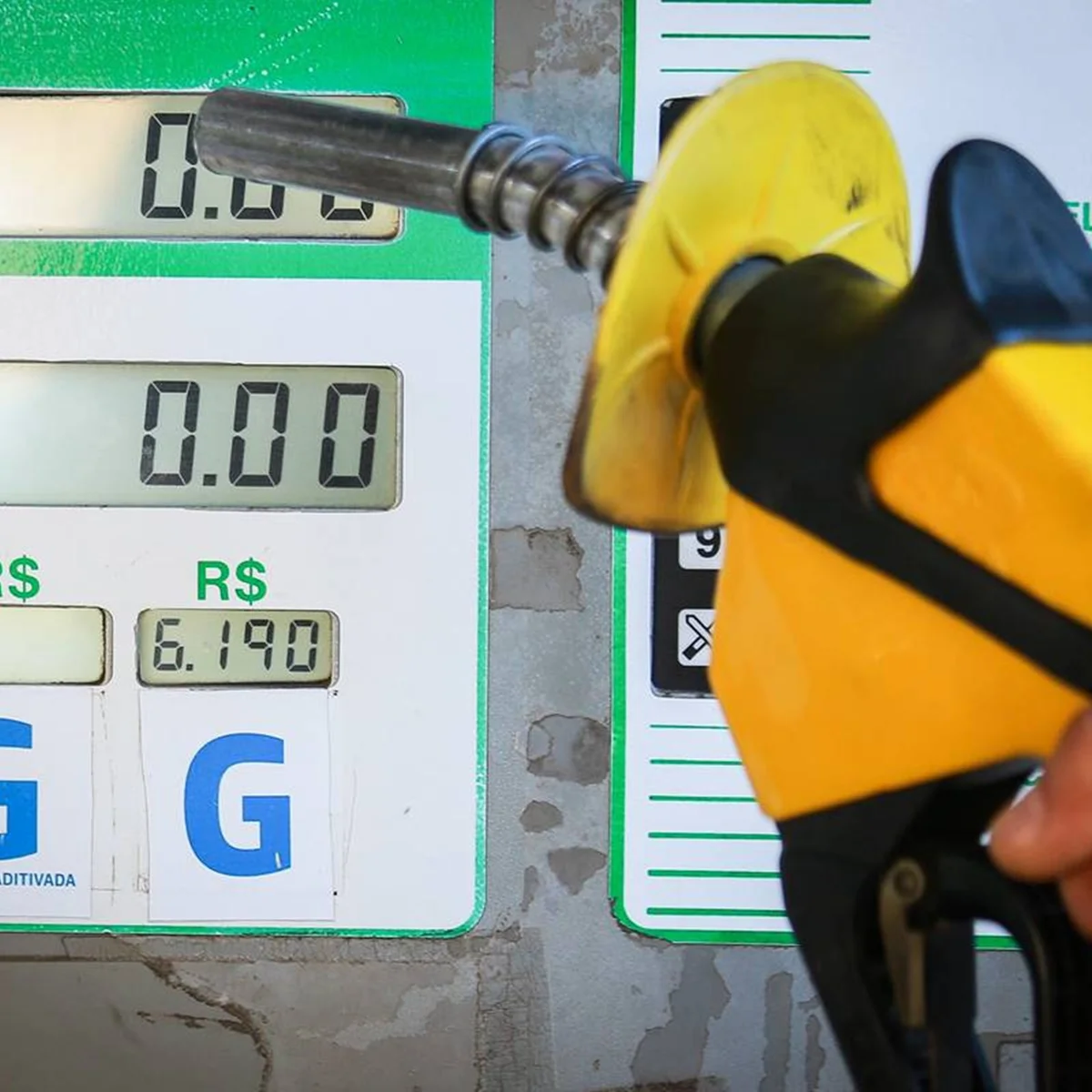 Petrobras recua em reajuste no preço da gasolina