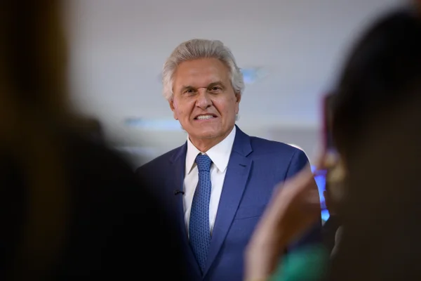 No hospital, Caiado defende que quebra de sigilo se estenda ao Caso INSS
