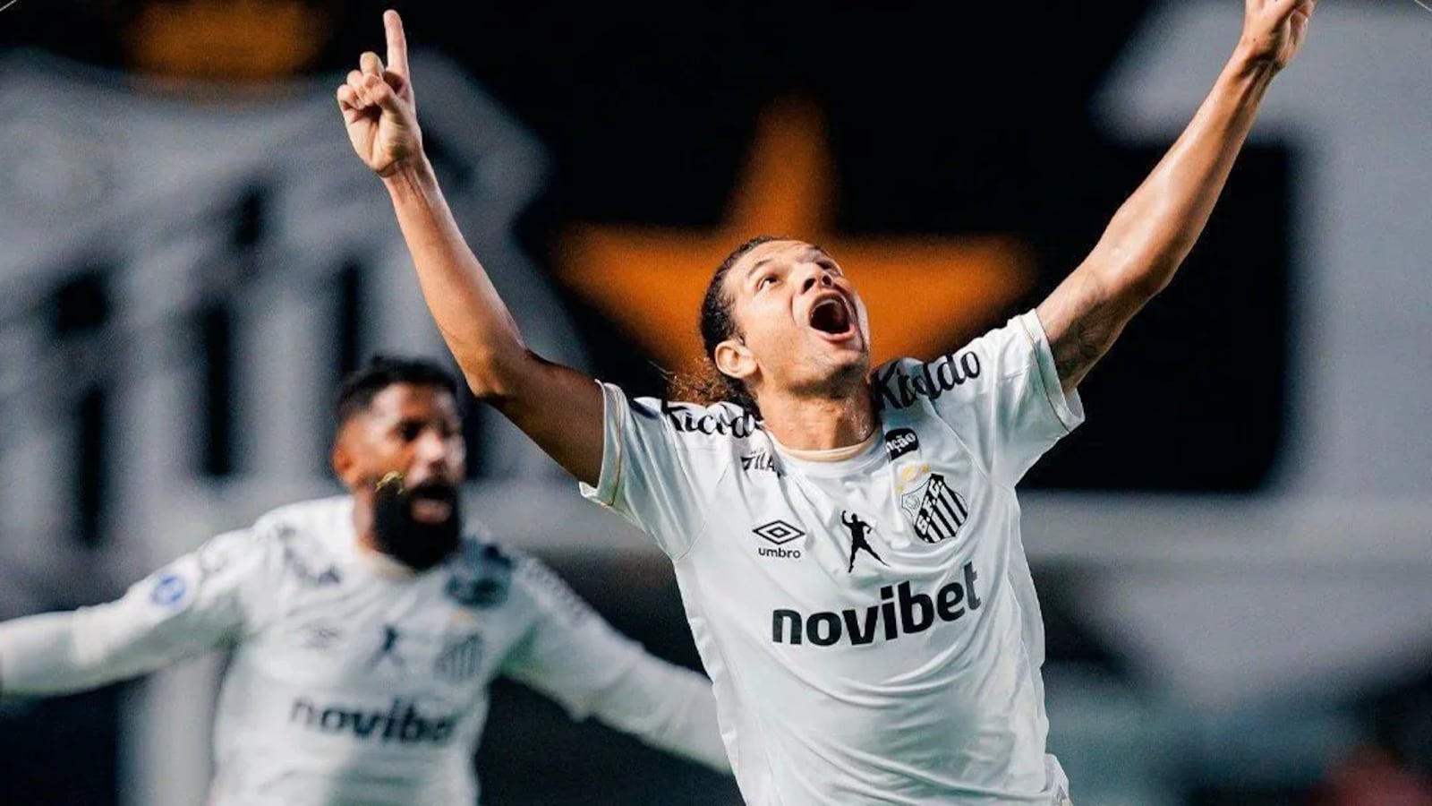 Arão comemora o primeiro gol. Nenhum clube brasileiro contratou tantos jogadores importantes nesta janela. E eles não param de chegar. Philippe Coutinho deve ser o próximo Raul Baretta/Santos