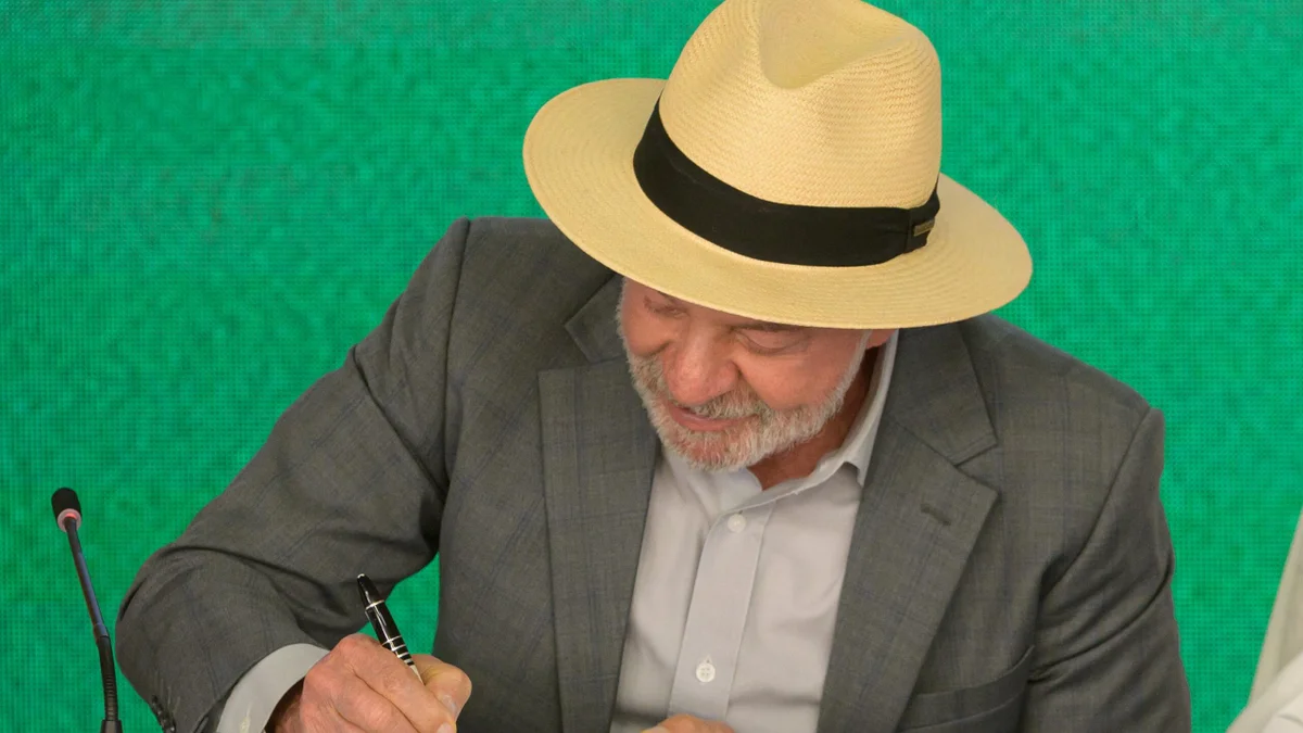Após aprovação no Congresso, Lula sanciona fim da "taxa das blusinhas"