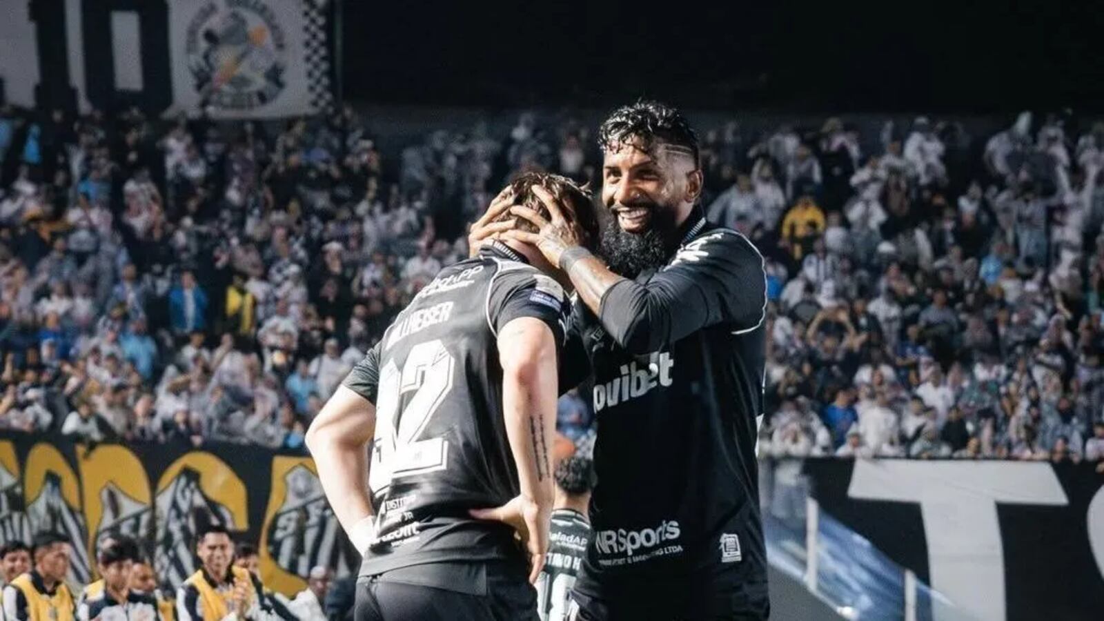 Rodinei abraça Rollheiser. Com os jogadores vividos, e muito mais talentosos, que o dinheiro de Neymar trouxe, o Santos está fortíssimo Raul Baretta/Santos