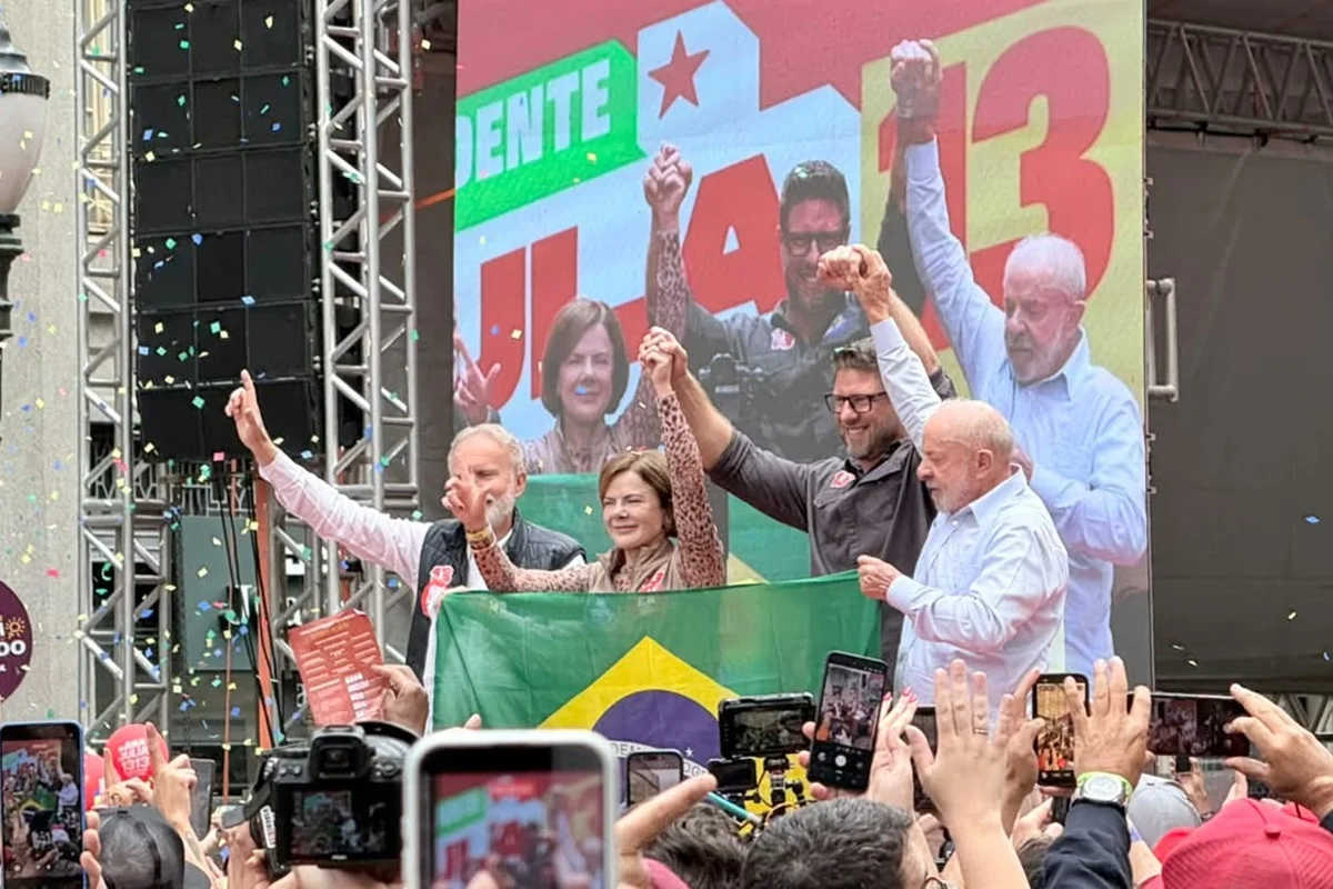 "Algoz" e "frouxo": Moro vira alvo durante ato de Lula em Curitiba (PR)